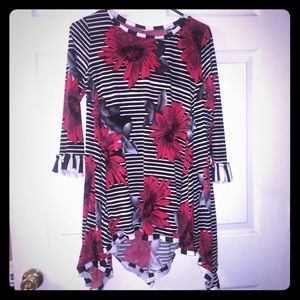 Red, black, and white tear drop top.